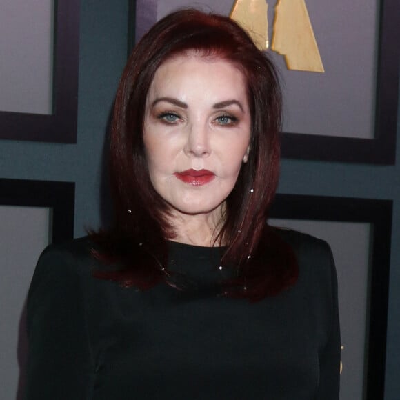 L'ex-femme d'Elvis est temporairement interdite d'accès à la propriété après que sa petite-fille ait "changé les serrures des portes de l'étage et des archives" lors d'un voyage à Memphis. 
Priscilla Presley au photocall des "13th Governors Awards" à Century City. © Kay Blake/Zuma Press/Bestimage 