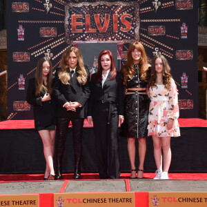 Finley Lockwood, Lisa Marie Presley, Priscilla Presley, Riley Keough, Harper Lockwood - Trois générations de Presley laissent leurs empreintes dans le ciment du TCL Chinese Theater pour célébrer la sortie du film "Elvis" à Los Angeles, le 21 juin 2022.

