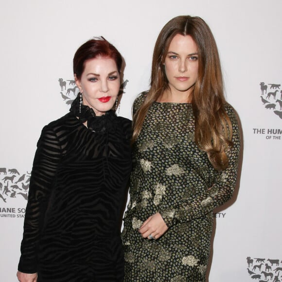 Priscilla Presley a été exclue de la célèbre résidence familiale Graceland par sa petite-fille Riley Keough, a révélé le "Daily Mail" ce lundi.
Priscilla Presley et sa petite fille Riley Keough à la soirée de Gala de The Humane Society of the United States' to the Rescue aux Paramount Studios à Hollywood. 