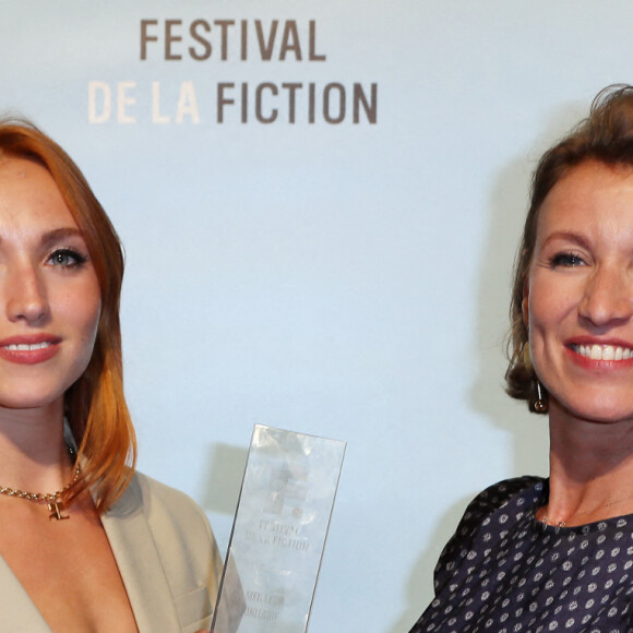 Exclusif - Alexandra Lamy remporte le grand prix du téléfilm du Festival de La Rochelle avec "Touchée" dans lequel sa fille Chloé Jouannet interprète le premier rôle en Press Room lors de la cérémonie de clôture de la 24ème édition du Festival de la Fiction TV de La Rochelle, France, le 17 septembre 2022. © Patrick Bernard/Bestimage