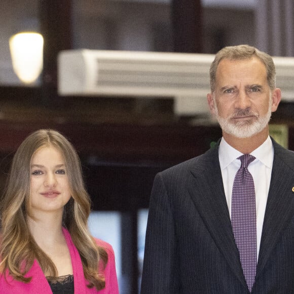 Avant cela, elle devra finir son lycée au Pays de Galles.
Le roi Felipe VI d'Espagne et la princesse Leonor au concert de clôture du festival "XXX Musical Week" à Oviedo. Le 27 octobre 2022 