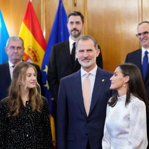 Le roi Felipe VI, la reine Letizia et la princesse Leonor d'Espagne reçoivent les lauréats du 30ème Prix Princesse des Asturies à l'hôtel Reconquista à Oviedo, Espagne, le 28 octobre 2022. 