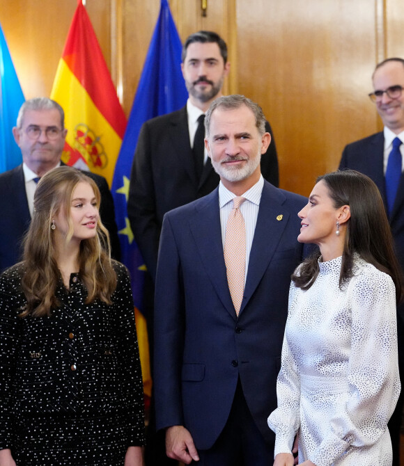 Le roi Felipe VI, la reine Letizia et la princesse Leonor d'Espagne reçoivent les lauréats du 30ème Prix Princesse des Asturies à l'hôtel Reconquista à Oviedo, Espagne, le 28 octobre 2022. 