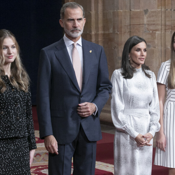 Le roi Felipe VI, la reine Letizia, la princesse Leonor et L'infante Sofia d'Espagne reçoivent les lauréats du 30ème Prix Princesse des Asturies à l'hôtel Reconquista à Oviedo, Espagne, le 28 octobre 2022. 