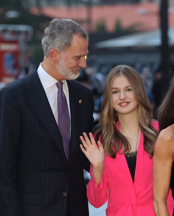 Elle succèdera ainsi à son père Felipe d'Espagne.
La reine Letizia d'Espagne, la princesse Leonor à leur arrivée au concert de clôture du festival "XXX Musical Week" à Oviedo. Le 27 octobre 2022 