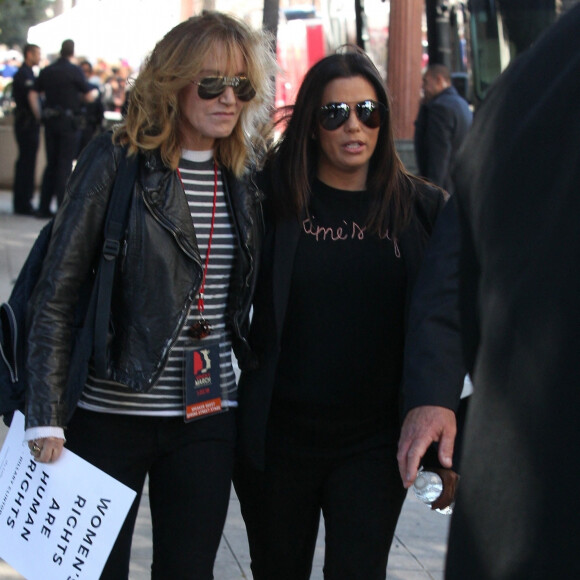 Eva Longoria et Felicity Huffman se rendent à la "Marche des femmes" anti-Trump à Los Angeles le 20 janvier 2018. 
