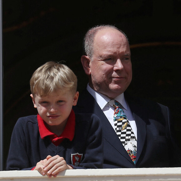 Du haut de son balcon, en présence de ses enfants Gabriella et Jacques, Albert de Monaco a assisté à une prestation de l'Orchestre des Carabiniers pour son anniversaire.
Exclusif - Le prince Albert II de Monaco et le prince héréditaire Jacques - Les carabiniers jouent en l'honneur de l'anniversaire du prince Albert II en présence de ses enfants au palais princier à Monaco le 14 mars 2023. Il va fêter ses 65 ans. © Jean-François Ottonello/Nice Matin/Bestimage 