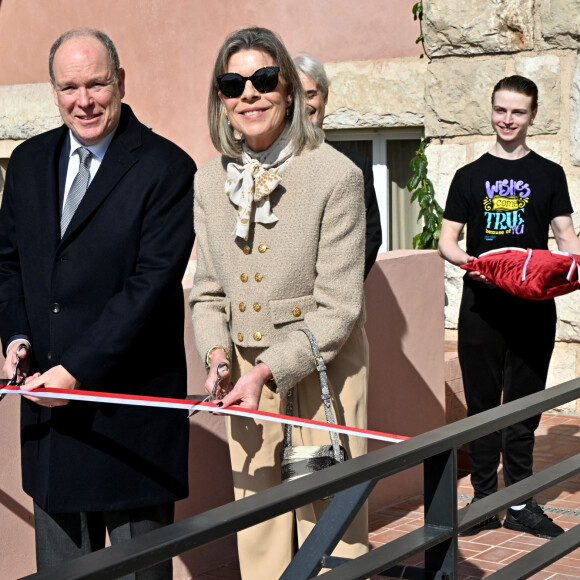 Le prince Albert II de Monaco et la princesse Caroline de Hanovre ont inauguré à Monaco, le 6 mars 2023, le nouveau studio de l'Académie de Danse Princesse Grace. Ce studio a été nommé "Studio Caroline". Son altesse royale de Hanovre a dévoilé la plaque en compagnie du directeur de l'académie, Luca Masala et a été très émue en découvrant cette plaque. © Bruno Bebert/Bestimage 