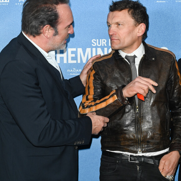 Jean Dujardin et Sylvain Tesson - Avant-première du film "Sur les chemins noirs" au cinema UGC Normandie à Paris le 13 mars 2023. © Coadic Guirec/Bestimage 