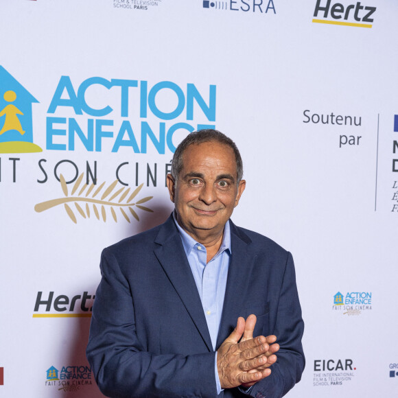 Laurent Fontaine au photocall de la soirée "Action Enfance fait son cinéma" au Grand Rex à Paris le 13 juin 2022 Depuis plus de 60 ans, la Fondation Action Enfance a pour mission d'accueillir, de protéger et d'éduquer des frères et soeurs en danger, de la petite enfance à la vie adulte, séparés de leurs parents sur décision du Juge des enfants. La cinquième édition du festival "ACTION ENFANCE fait son cinéma" s'est achevée ce lundi 13 juin par une cérémonie au Grand Rex, présentée par Caroline.Vigy et Laurent.Fontaine. Cette année encore et durant plus de huit mois, les étudiants des plus grandes écoles de cinéma et de réalisation audiovisuelle se sont mobilisés aux côtés de la Fondation ACTION ENFANCE et ont insufflé dans chaque Village d'Enfants et Foyer une dynamique ambitieuse et valorisante pour les enfants et les éducateurs familiaux. 16 courts-métrages étaient présentés sur plus de 180 synopsis originaux et créatifs reçus cette an- née. Un jury présidé par la comédienne Marie-Anne.Chazel entourée du producteur Arnaud de Crémiers (Gaumont), des comédiennes Catherine.Marchal, Chantal.Ladesou, Charlotte.Gaccio, Juliette.Allain, du réalisateur Nessim.Chikhaoui, des journalistes Laurie.Cholewa (Canal+, Europe 1) et Fabrice Le- clerc (Paris Match), de l'humoriste Jarry, et du DJ Martin.Solveig, était présents pour découvrir les films. Ils ont tous été particulièrement émus et touchés par le travail de ces enfants, et aussi impression- nés par la qualité des films proposés. © Pierre Perusseau / Bestimage