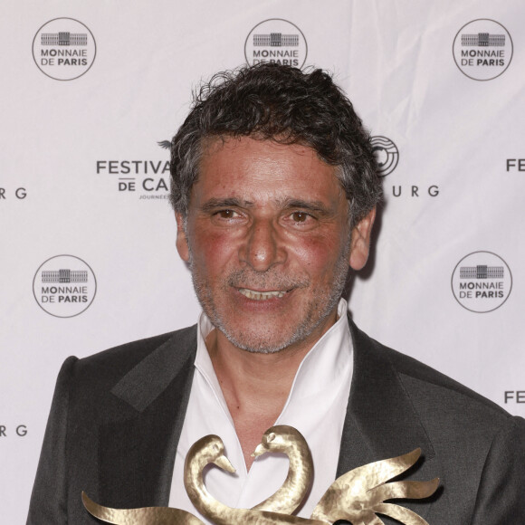 Pascal Elbé a reçu le Swann du meilleur film On est fait pour s'entendre au photocall des lauréats lors de la soirée de clôture du 36ème festival du film de Cabourg, France, le 18 juin 2022. © Christophe Aubert/Bestimage 