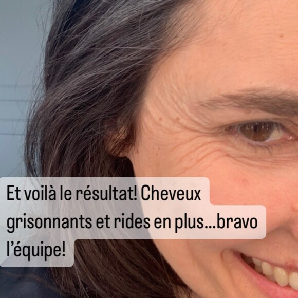 On peut en effet voir des rides naturelles et des cheveux grisonnants.
Églantine Éméyé vieillie pour un tournage.