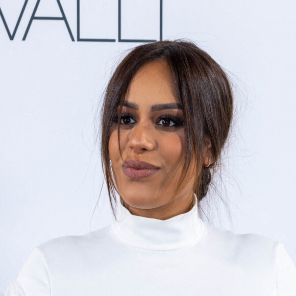 Amel Bent, enceinte, au photocall du défilé femme Giambattista Valli Automne/Hiver 2022/2023 lors de la Fashion Week de Paris, France, le 7 mars 2022. © Olivier Borde/Bestimage 