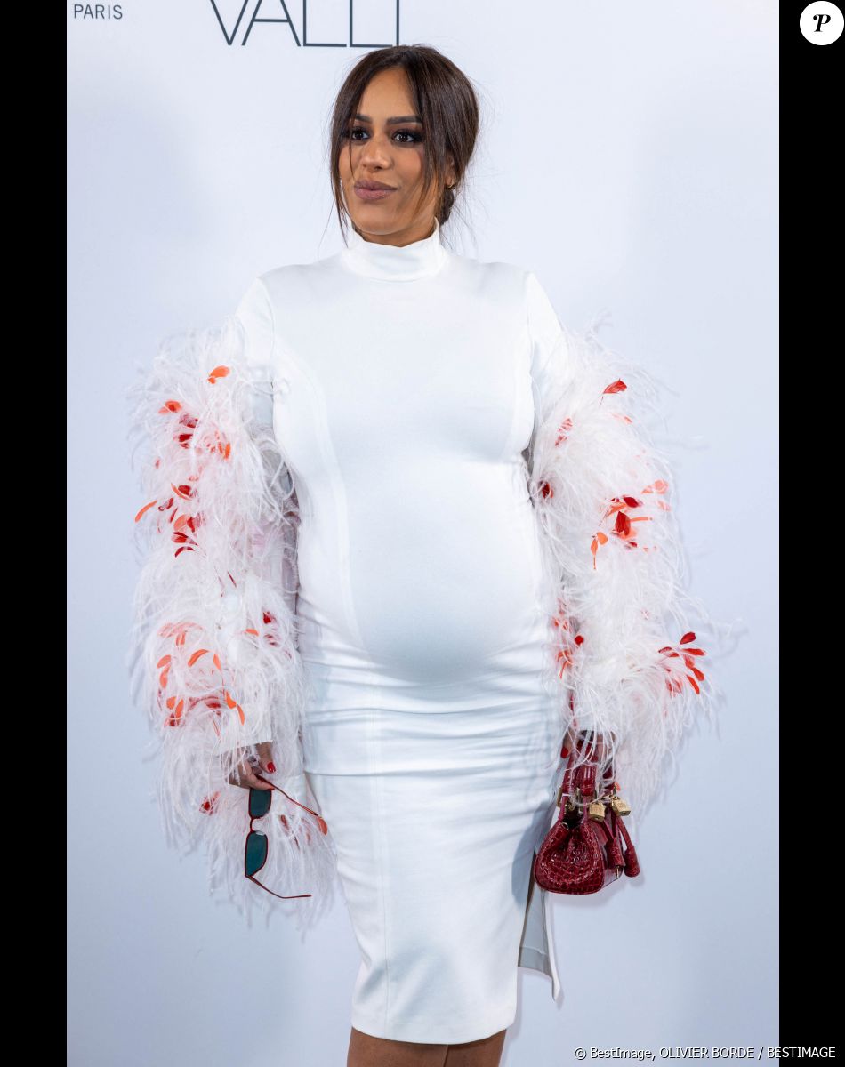 Amel Bent, enceinte, au photocall du défilé femme Giambattista Valli Automne/Hiver 2022/2023 lors de la Fashion Week de Paris, France, le 7 mars 2022. © Olivier Borde/Bestimage