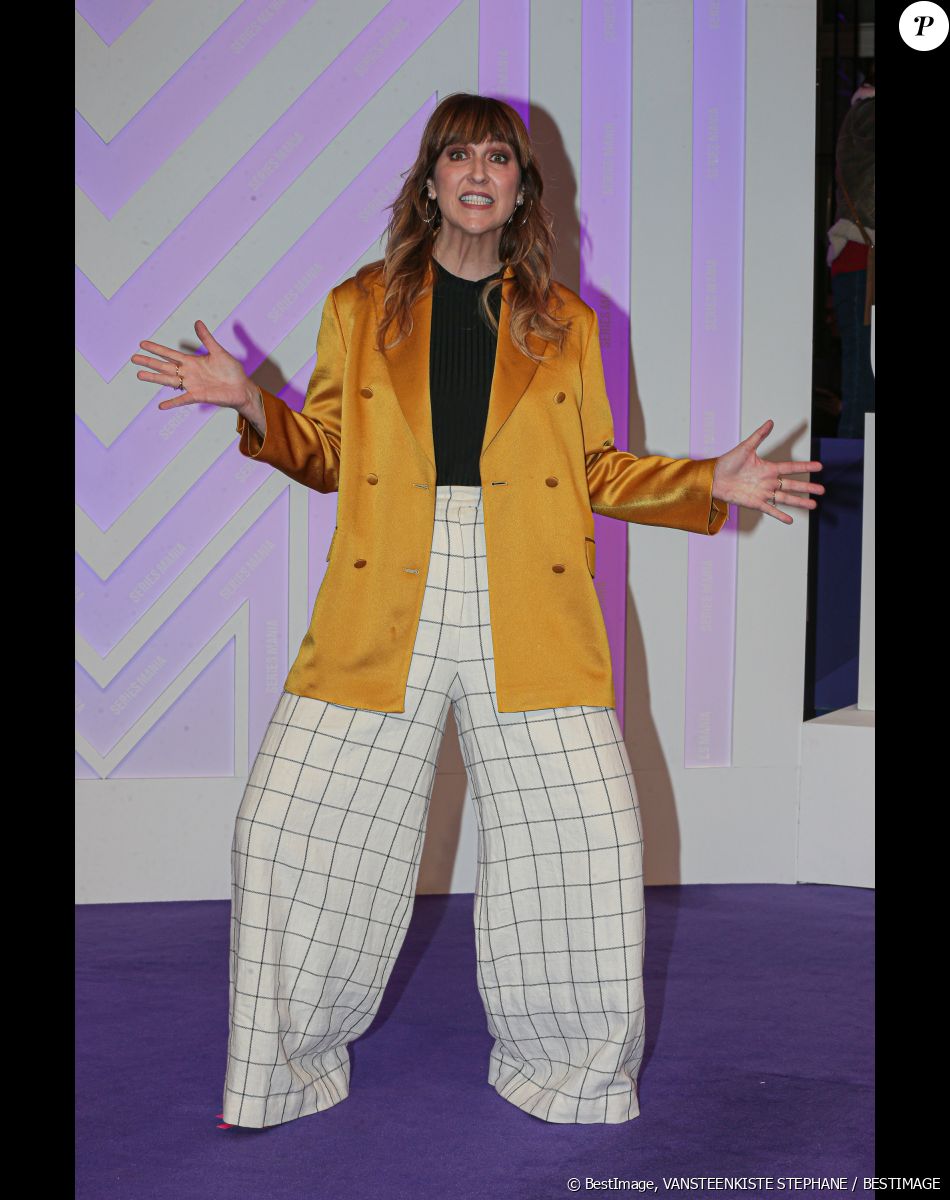 Daphné Burki avait également une veste jaune ocré satinée très flashy
Daphné Bürki - Cérémonie d'ouverture du Festival Séries Mania à Lille le 17 mars 2023. © Stéphane Vansteenkiste/Bestimage