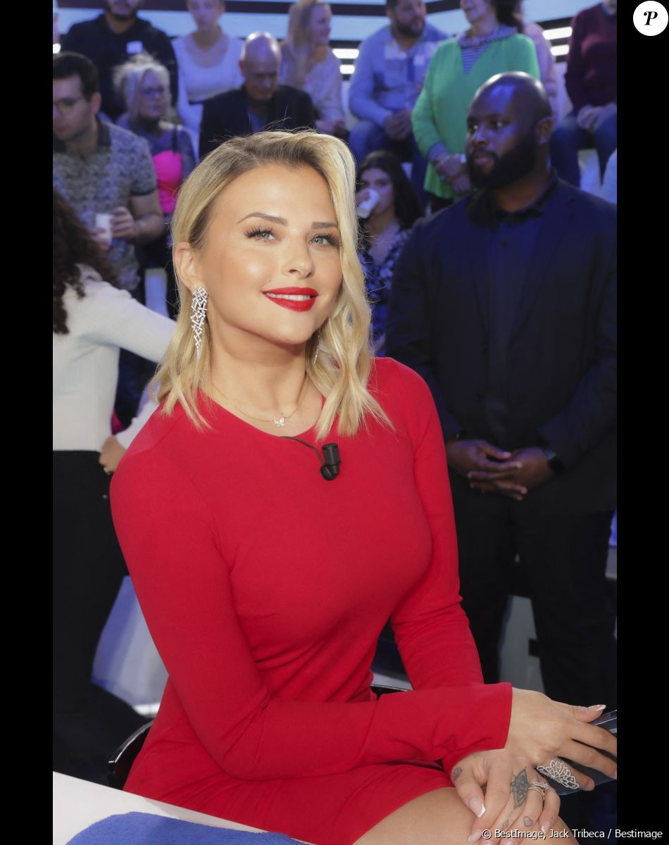 Désormais, elle va vivre seule dans son nouvel appartement parisien.
Exclusif - Kelly Vedovelli - Sur le plateau de l'émission TPMP (Touche Pas à Mon Poste) présentée en direct par C.Hanouna et diffusée sur C8 - Paris le 02/01/2023 - © Jack Tribeca / Bestimage
