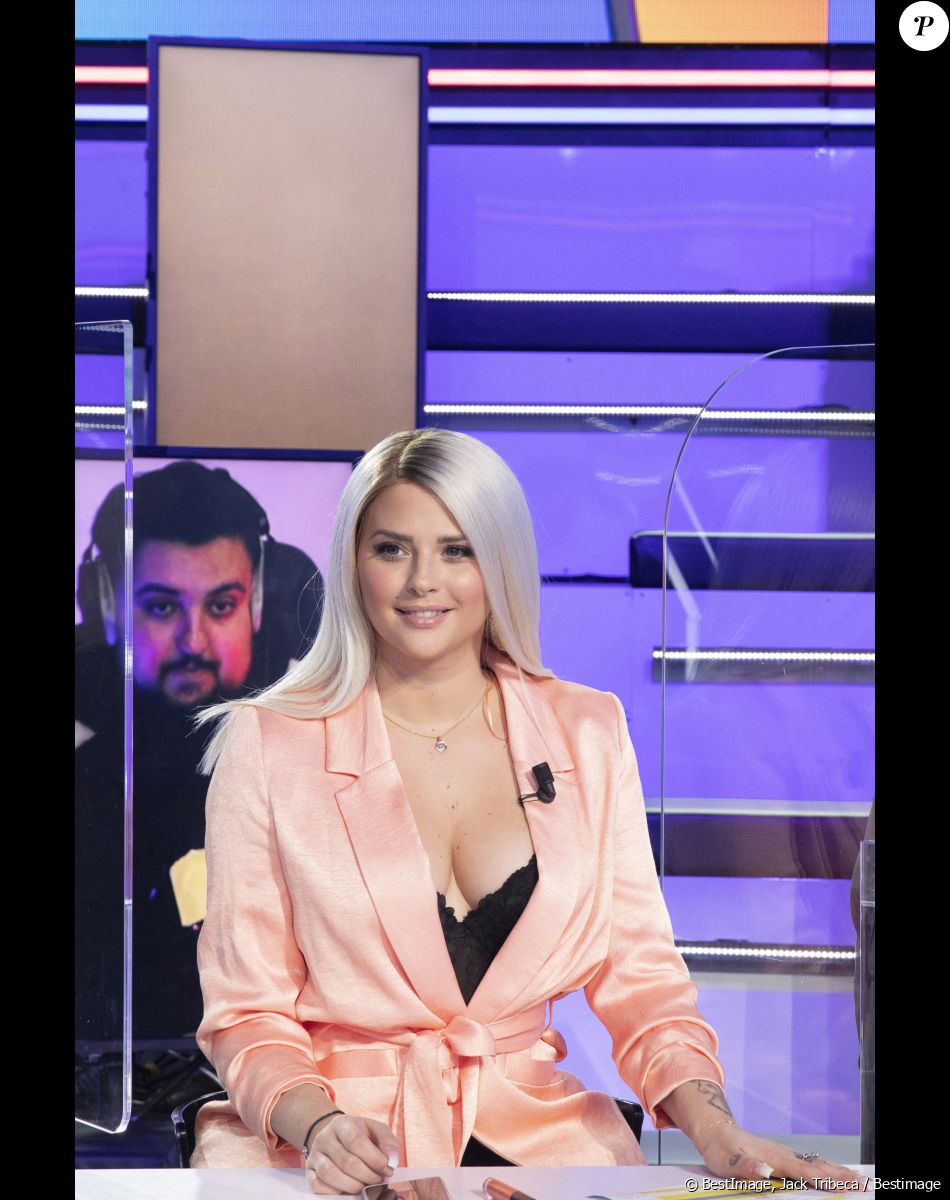 Exclusif - Kelly Vedovelli - Enregistrement de l'émission "Touche Pas à Mon Poste (TPMP)", présentée par C.Hanouna, et diffusée sur C8 en Direct le 12 novembre 2020 avec un public virtuel © Jack Tribeca / Bestimage