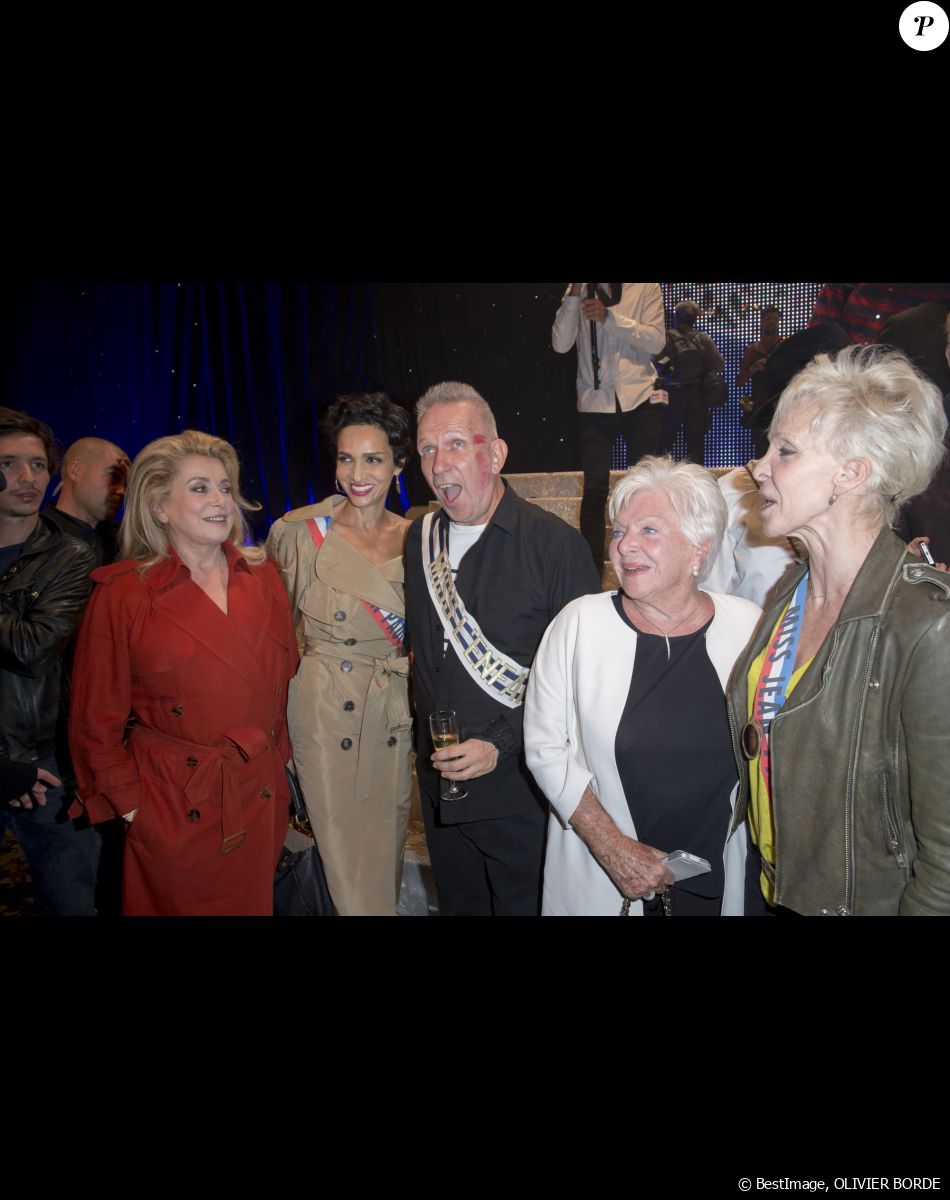 Catherine Deneuve, Farida Khelfa, Jean Paul Gaultier, Line Renaud et Tonie Marshall - People au dernier défilé de mode "Jean-Paul Gaultier", collection prêt-à-porter printemps-été 2015, à Paris. Le 27 septembre 2014