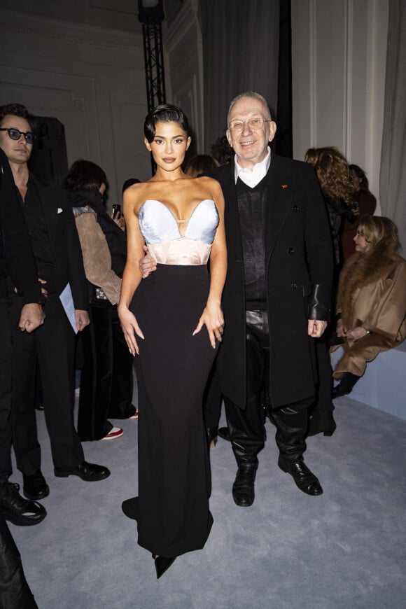 Kylie Jenner, Jean-Paul Gaultier - Front Row du défilé Jean-Paul Gaultier (JPG) x Haider Ackermann "Collection Haute Couture Printemps/Eté 2023" lors de la Fashion Week de Paris (PFW), le 25 janvier 2023. 