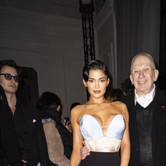 Kylie Jenner, Jean-Paul Gaultier - Front Row du défilé Jean-Paul Gaultier (JPG) x Haider Ackermann "Collection Haute Couture Printemps/Eté 2023" lors de la Fashion Week de Paris (PFW), le 25 janvier 2023. 