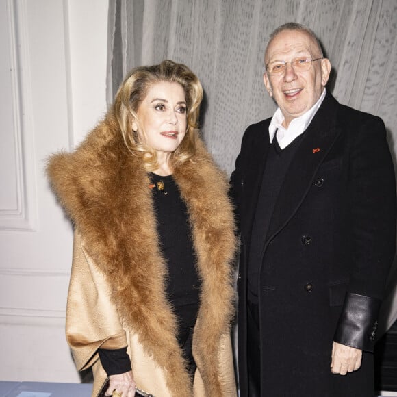 Jean-Paul Gaultier et Catherine Deneuve - Front Row du défilé Jean-Paul Gaultier (JPG) x Haider Ackermann "Collection Haute Couture Printemps/Eté 2023" lors de la Fashion Week de Paris (PFW), le 25 janvier 2023. 