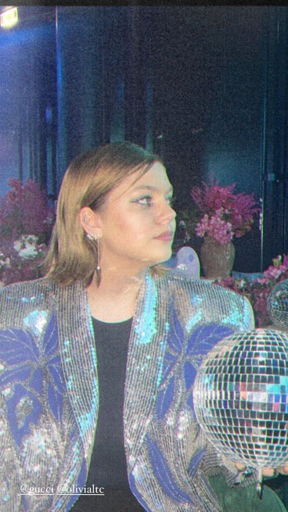 Elle portait une veste glitter qu'elle a comparée à une boule à facettes
Louane sur Instagram.