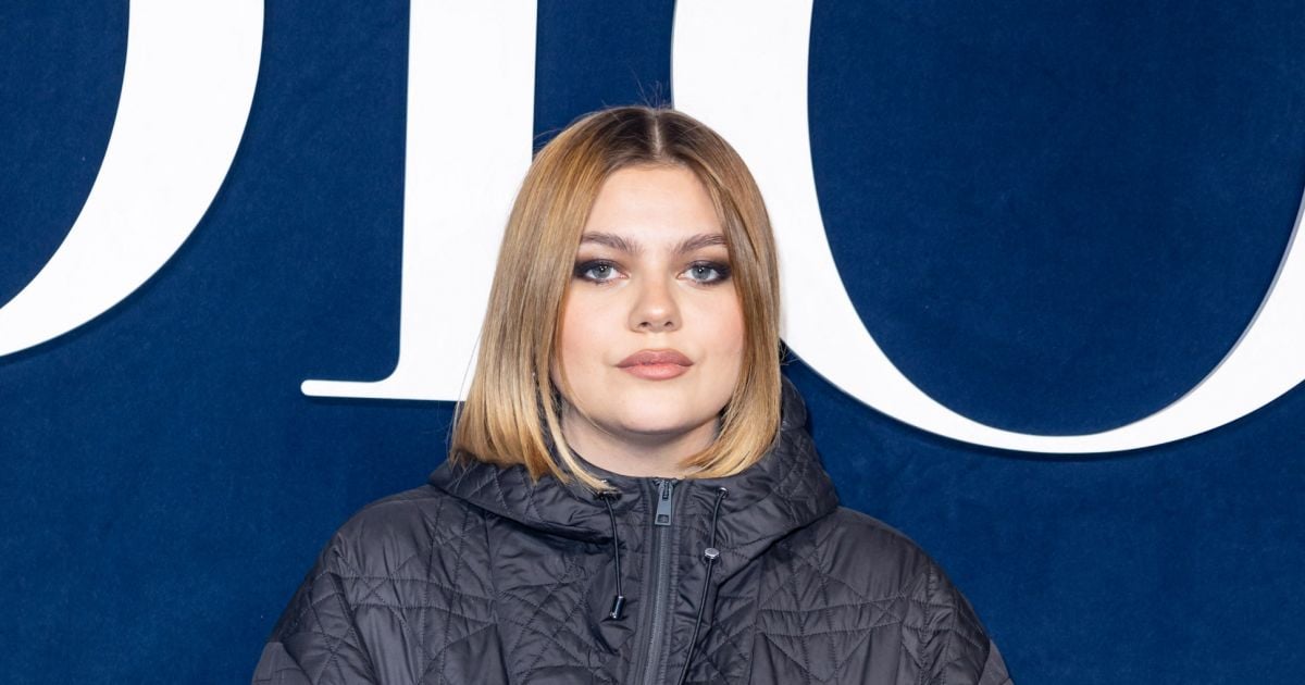 La chanteuse Louane Emera Photocall du défilé Christian Dior prêtà