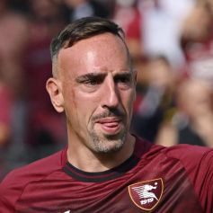 Franck Ribéry a été en classe avec une journaliste bien connue
Franck Ribery, en larmes, fait ses adieux au public lors de son dernier match à Salerne.