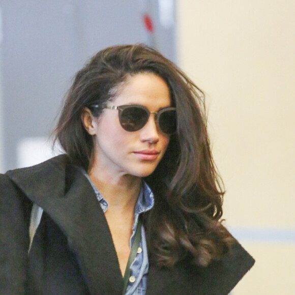 Alors qu'Harry était à Londres, sa dulcinée vivait un cauchemar à l'autre bout du monde. Les paparazzis grouillaient sans cesse autour d'elle.
Meghan Markle - Exclusif - People arrivent à l'aéroport de Vancouver pour les vacances de Noël, le 25 décembre 2015