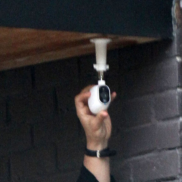 Des spécialistes de la sécurité installent des caméras de surveillance dans la maison de Meghan Markle, la nouvelle compagne du prince Harry à Toronto le 10 novembre 2016 ( la femme sur la photo n'est pas Meghan Markle car elle était à Londres ce jour là)