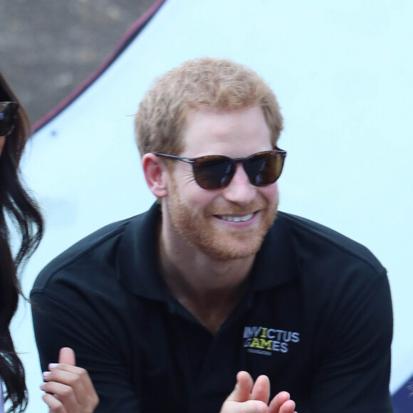 Mais si les Sussex se sont mis à dos la royal family en décidant de la quitter, Meghan Markle et le prince Harry ont aussi dû dealer avec un voisinage pas toujours très bienveillant.
Première apparition officielle du prince Harry et sa compagne Meghan Markle dans les tribunes de la finale de tennis à la troisième édition des Invictus Games à Toronto, Ontario, Canada, le 25 septembre 2017.