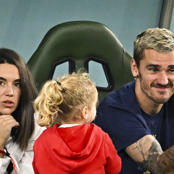 Griezmann Antoine (FRA) en famille avec sa femme Erika Choperena et leurs filles - Les joueurs de l'équipe de France passent un moment avec leur famille avant la rencontre France/Tunisie lors de la Coupe du Monde de la FIFA, Qatar 2022 le 30 novembre 2022. © JB Autissier / Panoramic / Bestimage