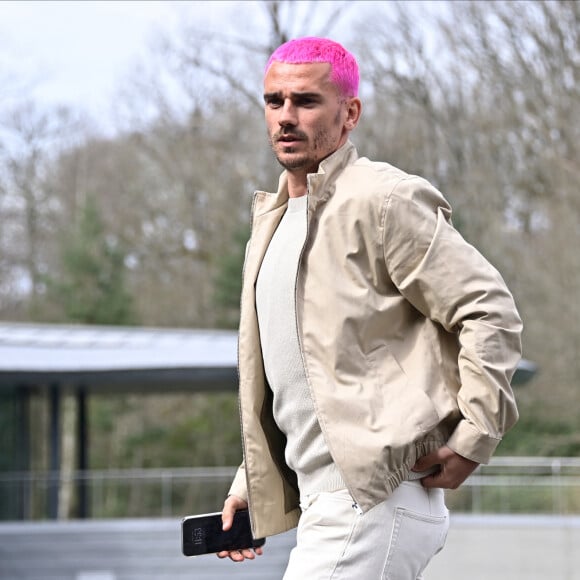 Antoine Griezmann arrive pour l'entraînement de l'équipe de France de football pour le match de qualification à l'Euro 2024 contre les Pays-Bas au centre de formation et centre National du Footbal de Clairefontaine-en-Yvelines, France, le 20 march 2023. © Federico Pestellini/Panoramic/Bestimage