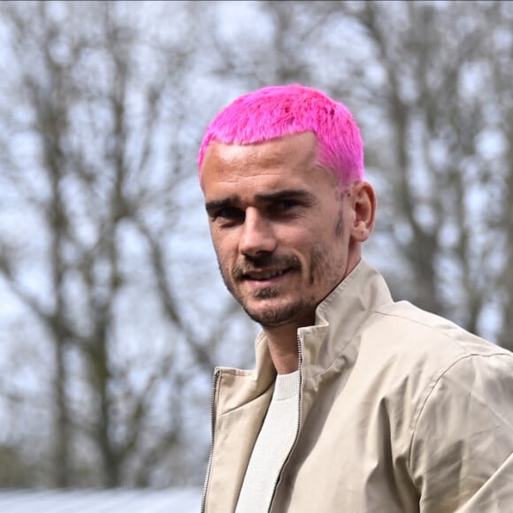 Antoine Griezmann arrive pour l'entraînement de l'équipe de France de football pour le match de qualification à l'Euro 2024 contre les Pays-Bas au centre de formation et centre National du Footbal de Clairefontaine-en-Yvelines, France, le 20 march 2023. © Federico Pestellini/Panoramic/Bestimage