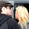 Hilary Duff et son fiancé Mike Comrie à l'aéroport de Los Angeles le 23 février 2010