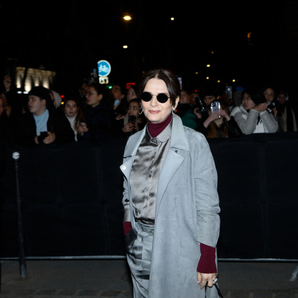 Juliette Binoche - People au défilé Armani Privé Collection Haute Couture Printemps/Eté 2023" lors de la Fashion Week de Paris (PFW) à la Garde Républicaine le 24 janvier 2023. © Christophe Clovis / Veeren / Bestimage 