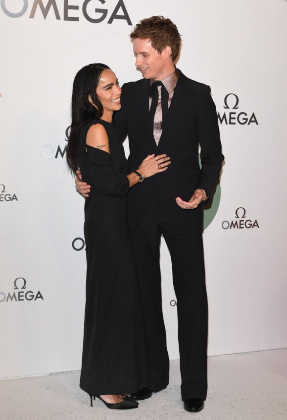 Eddie Redmayne et Zoe Kravitz lors de la soirée de lancement "Omega Aqua Terra Shades" à la Somerset House à Londres , le 22 mars 2023.