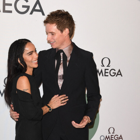 Eddie Redmayne et Zoe Kravitz lors de la soirée de lancement "Omega Aqua Terra Shades" à la Somerset House à Londres , le 22 mars 2023.