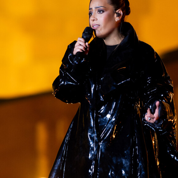 Ce samedi 25 mars 2023, Amel Bent s'est retournée et a été bouleversée devant le talent d'une jeune chanteuse.
Exclusif - Enregistrement de l'émission "La grande soirée du 31 à Fontainebleau" au Château de Fontainebleau, diffusée le 31 décembre sur France 2 © Tiziano Da Silva-Cyril Moreau / Bestimage Pour clore cette année 2022 en beauté, France Télévisions, fidèle à son engagement en faveur du patrimoine, offre à son public une soirée de réveillon populaire et festive au château de Fontainebleau, animée par S.Bern. France Télévisions marque une fois encore, au travers de cette soirée exceptionnelle, l'engagement du service public en faveur du spectacle vivant, de la musique et du patrimoine. Les équipes de France Télévisions, d'Electron Libre/Kisayang et de France 2 se sont installées au château de Fontainebleau pour organiser cet événement musical aussi populaire qu'éclectique. C'est ici, au coeur de la salle de Bal, de la galerie François Ier, du grand Escalier ou la cour d'Honneur, que nous allons faire la fête, chanter et danser sur des rythmes disco. Un endroit étonnant, sublimé pour cette soirée, orchestrée par S.Bern entouré de chanteurs, d'artistes aux multiples talents et des danseurs de la troupe du Paradis Latin, sous la direction artistique de K.Ouali ! Les troupes du Paradis Latin, Moulin Rouge, le Cirque d'Hiver Bouglione, le Cirque Phénix et les Folies Gruss, enchanteront ce réveillon avec des visuels magiques au château de Fontainebleau. Pour accueillir le passage à la nouvelle année, un feu d'artifice exceptionnel, d'une dizaine de minutes, sera tiré des jardins du château de Fontainebleau et retransmis sur France 2 et dans plusieurs pays à travers le monde. Ce feu sera spécialement conçu pour les téléspectateurs de France 2 par D.Proteau, directeur artistique de Ruggieri, sur une bande originale créée par le duo de DJs Ofenbach. Quand l'électro rencontre le patrimoine, le résultat est incroyable ! Ofenbach, le duo électro Made In France qui met le feu aux plus grandes scènes internationales avec ses mix, a même été classé par le magazine Vanity Fair en 2018 parmi les 50 Français les plus influents au monde ! Fontainebleau en quelques mots... Haut lieu de l'histoire de France, et joyaux du patrimoine français, classé au Patrimoine mondial de l'Unesco, le château de Fontainebleau a été l'une des demeures emblématique des souverains français de François Ier à Napoléon III. À la fois de style Renaissance, et classique, le château de Fontainebleau témoigne de la rencontre entre l'art italien et la tradition française exprimée tant dans son architecture que dans ses décors intérieurs. L'émission sera diffusée sur TV5 Monde. Evénement en partenariat avec Spotify et France Bleu qui diffusera la soirée en simultané sur son antenne. 