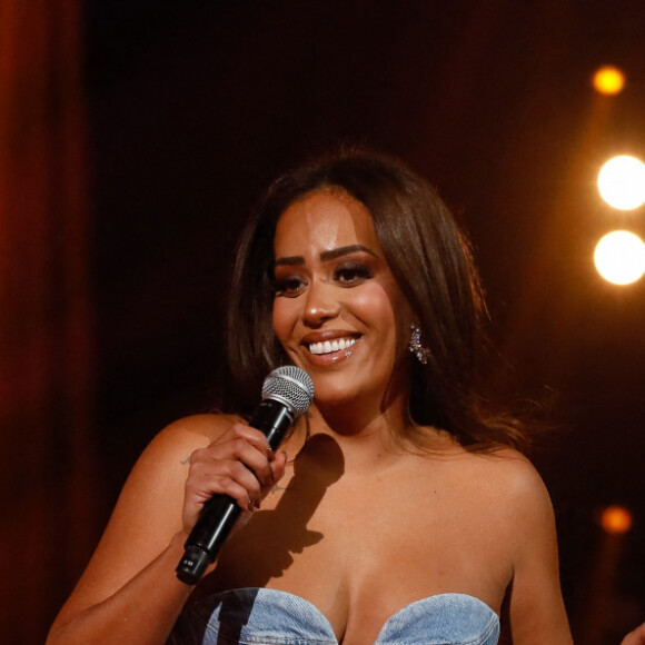 Exclusif - Amel Bent chante "Tu l'aimes encore" - Enregistrement de l'émission "M6 sur son 31", présentée par E.Gossuin et diffusée le 31 décembre sur M6 © Christophe Clovis / Bestimage À l'occasion du passage à la nouvelle année, M6 se met sur son 31 et met le feu au Dôme de Paris en conviant les plus grandes stars de la musique dans un grand show musical festif. Au programme, 3 heures de fête pour rendre inoubliable cette dernière soirée de l'année avec de nombreuses prestations live spécialement imaginées pour vous faire danser toute la soirée ! Un show 100% tubes pour faire la fête dans une ambiance de folie ! 
