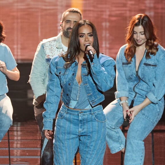 Exclusif - Amel Bent - Enregistrement de l'émission "La fête de la Chanson française" à Paris, diffusée le 29 novembre sur France 2. Le 7 novembre 2022 © Cyril Moreau-Veeren / Bestimage On a tous en nous une chanson liée à l'enfance, à la première rencontre, au premier baiser, une chanson pour rire et une pour pleurer. La fête de la chanson française célèbre ces chansons-souvenirs qui nous font tous vibrer. L.Thilleman, accompagnée d'A.Manoukian au piano, vous invite à une soirée de fête autour des chansons de nos vies. Les plus grands artistes de la scène musicale française se retrouvent pour des moments uniques de musique, des rencontres, des impros, des duos et des reprises inoubliables. Cette année, une nouveauté puisque les artistes partagent leur plaisir, leur trac et leurs émotions avec le public lors des répétitions et dans les coulisses de l'émission. Au programme de cette soirée de fête, il y aura notamment : Une ouverture inédite avec la présence exceptionnelle de M.Polnareff. Un moment de fête autour de K.Girac et ses amis guitaristes Une surprise émouvante pour Zazie Des séquences musicales exclusives avec B.Biolay, Grand Corps Malade et J.Armanet Un hommage à C.Aznavour à l'occasion du 5e anniversaire de sa disparition Des découvertes musicales avec Adé, E.Peters, Santa... Et bien sûr les anecdotes incontournables d'A.Manoukian ! 