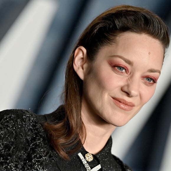 Marion Cotillard au photocall de la soirée "Vanity Fair" lors de la 95ème édition de la cérémonie des Oscars à Los Angeles, le 12 mars 2023. 