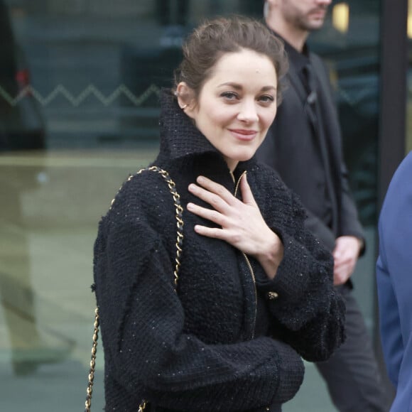 Marion Cotillard a chanté "Familiar Liar" et "Fade away".
Marion Cotillard - Sorties du défilé de mode Haute-Couture "Chanel" au Grand Palais Ephémère lors de la fashion week de Paris. Le 24 janvier 2023 © Christophe Aubert via Bestimage