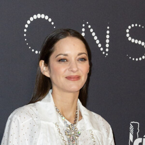 Ce n'est pas la première fois qu'elle chante avec Yodelice. 
Marion Cotillard - Photocall de la soirée des révélations des Cesar 2023 au Trianon à Paris le 16 janvier 2023. © Olivier Borde/Bestimage 