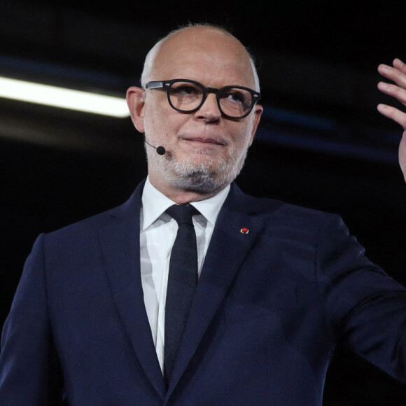 Ce lundi, Édouard Philippe était reçu par Yann Barthès sur le plateau de "Quotidien", sur TMC. Amené à réagir aux agitations causées par la réforme des retraites, l'ex-Premier ministre, qui retenait l'attention il y a quelques mois pour son changement physique radical, a également été invité par l'animateur à rebondir à un reportage.
Le président d'Horizons et maire du Havre, Edouard Philippe lors du congrès du parti de centre-droit français Horizons, au Parc Floral, à Paris. © Stéphane Lemouton/Bestimage 