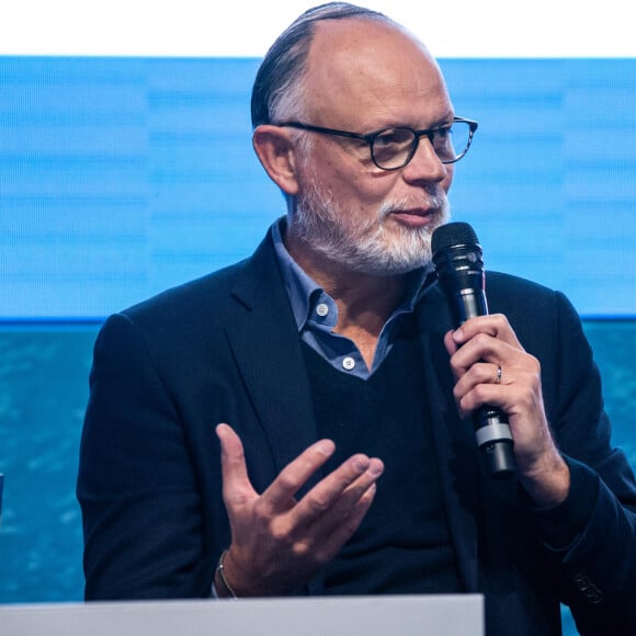 "Est-ce que c'est le meilleur d'entre vous ?", a demandé sur place une journaliste au président du MoDem. "Chacun a sa place dans le combat, si on est nécessaire", a-t-il répondu, avant que l'extrait ne prenne fin et qu'Édouard Philippe ne soit amené à répondre à cette question sur le plateau de "Quotidien".
Edouard Philippe - Présentation de la 16ème édition de la Transat Jacques Vabre au Salon Nautic de Paris, en présence d'E.Philippe, maire du Havre. © Baptiste Autissier / Panoramic / Bestimage 