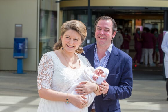 Guillaume et Stéphanie de Luxembourg sont de nouveau parents !
Guillaume et Stephanie de Luxembourg présentent leur fils Charles à la sortie de la Maternité Grande Duchesse Charlotte le 13 mai 2020. 