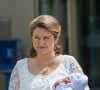 La Cour grand-ducale a donné plus de précisions concernant la naissance de ce nouvel héritier 
Guillaume et Stephanie de Luxembourg présentent leur fils Charles à la sortie de la Maternité Grande Duchesse Charlotte le 13 mai 2020. 
