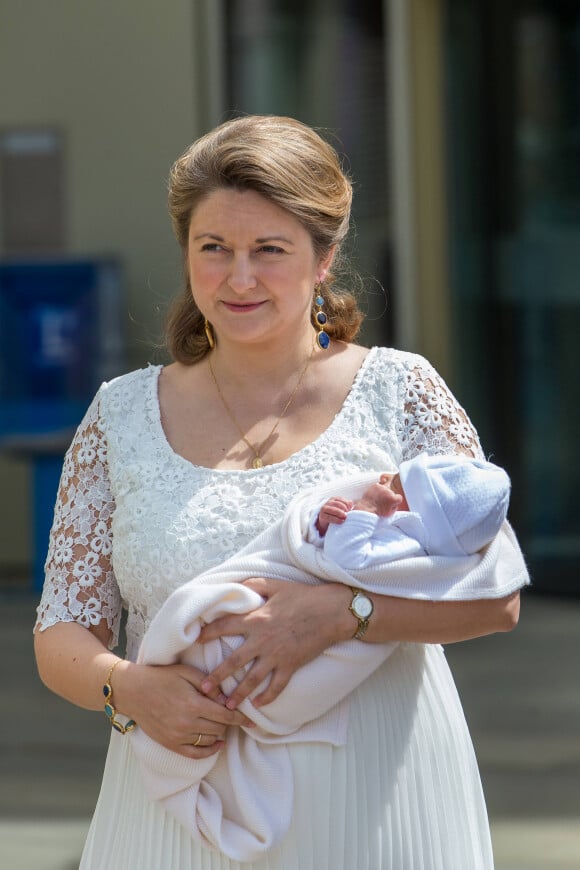 La Cour grand-ducale a donné plus de précisions concernant la naissance de ce nouvel héritier 
Guillaume et Stephanie de Luxembourg présentent leur fils Charles à la sortie de la Maternité Grande Duchesse Charlotte le 13 mai 2020. 