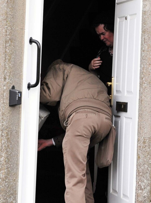 Susan Boyle sur le perron de sa porte accueille un livreur, à Blackburn, le 23 février 2010 !